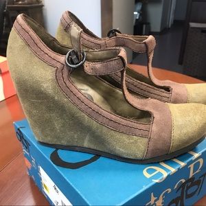OTBT WEDGE SHOES .never worn . In. Box